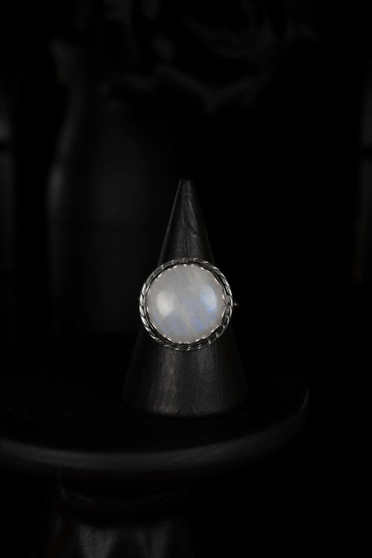 EKRJ902_ Round Moonstone Silver Ring / Size 9