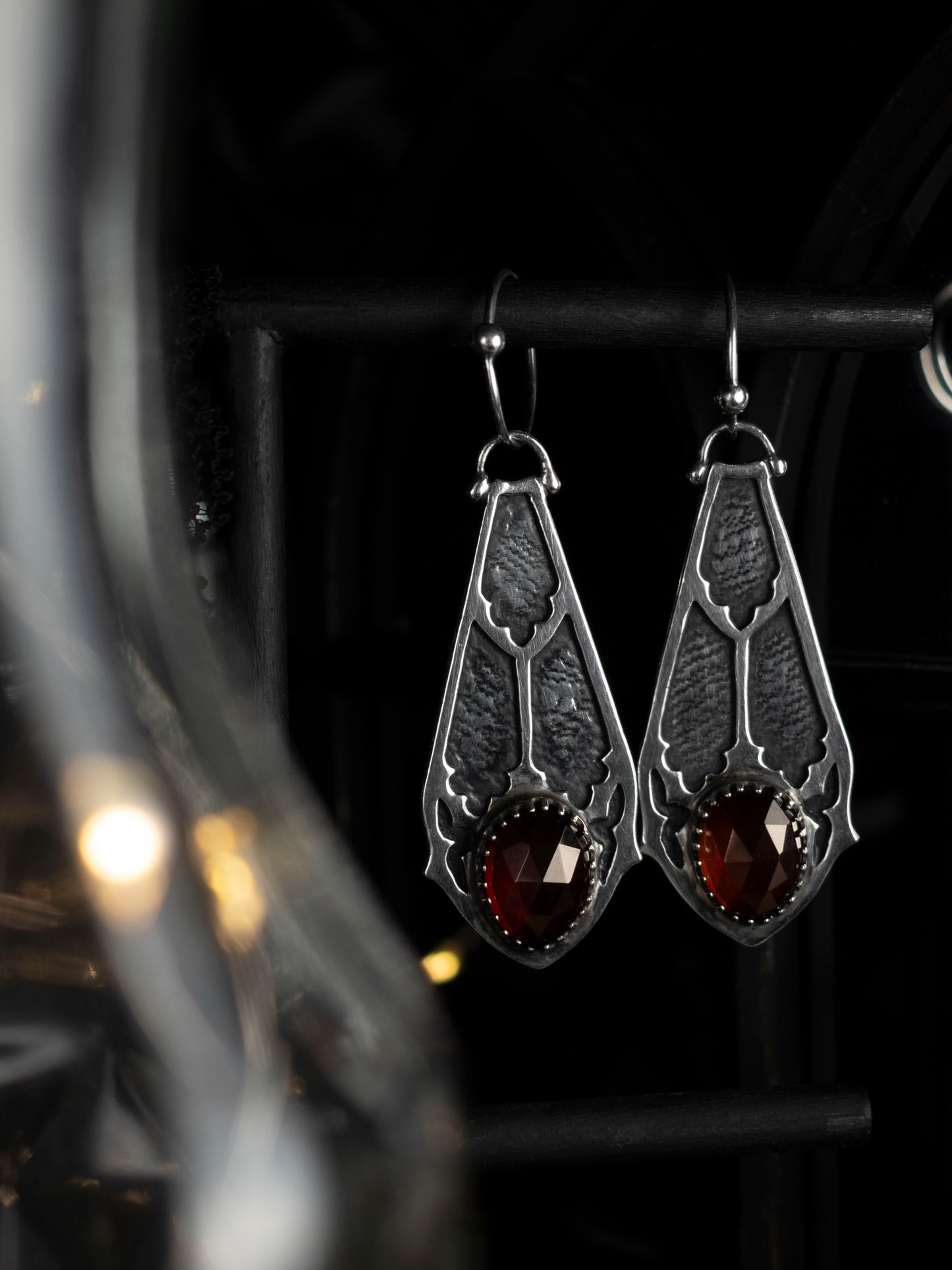 EKRJ927 Gothic Victorian Garnet Hoop Earrings