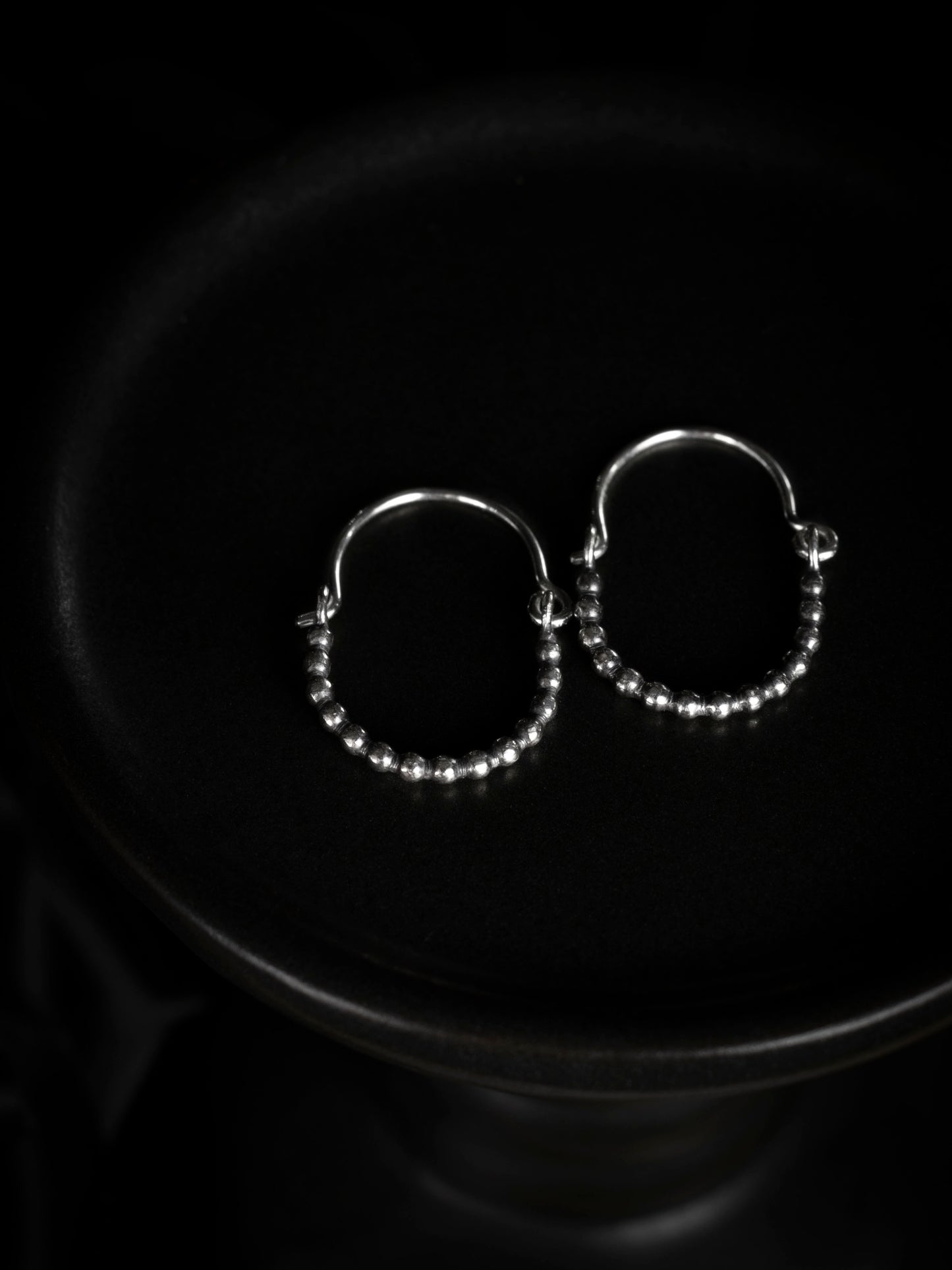 EKRJ928 Beaded Band Hoop Earrings