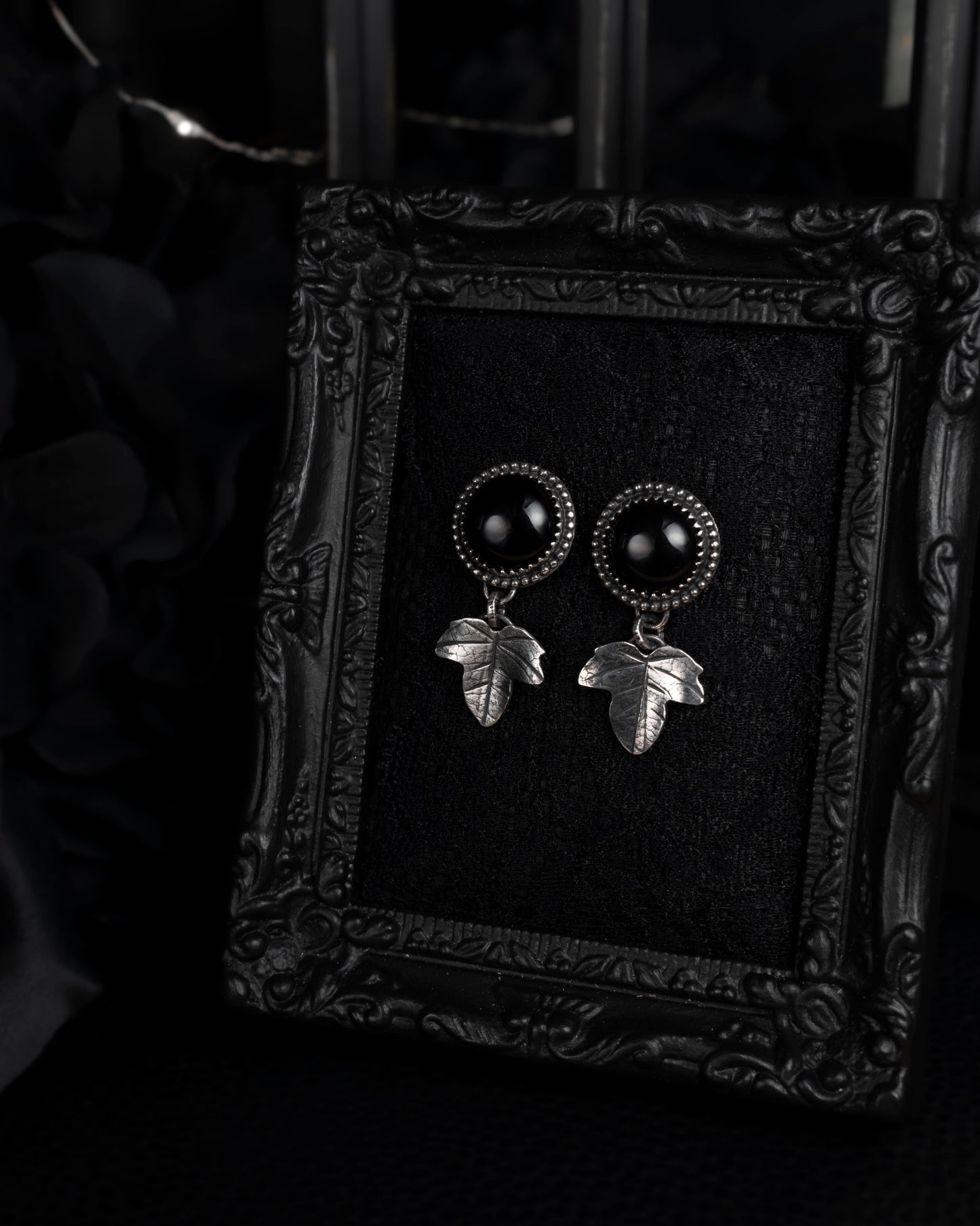 EKRJ930 Black Onyx & Ivy leaves Silver Earrings