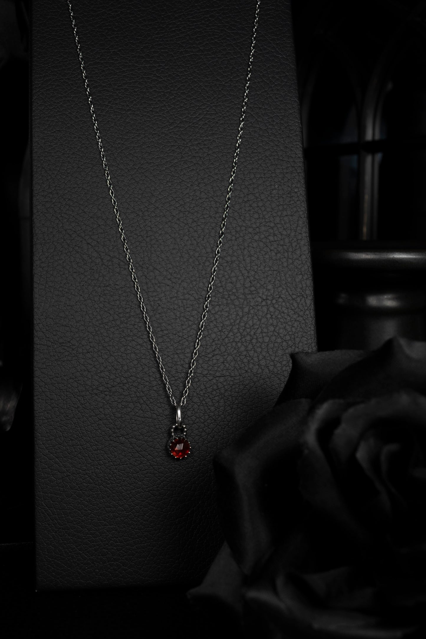 EKRJ945 Garnet Silver Necklace