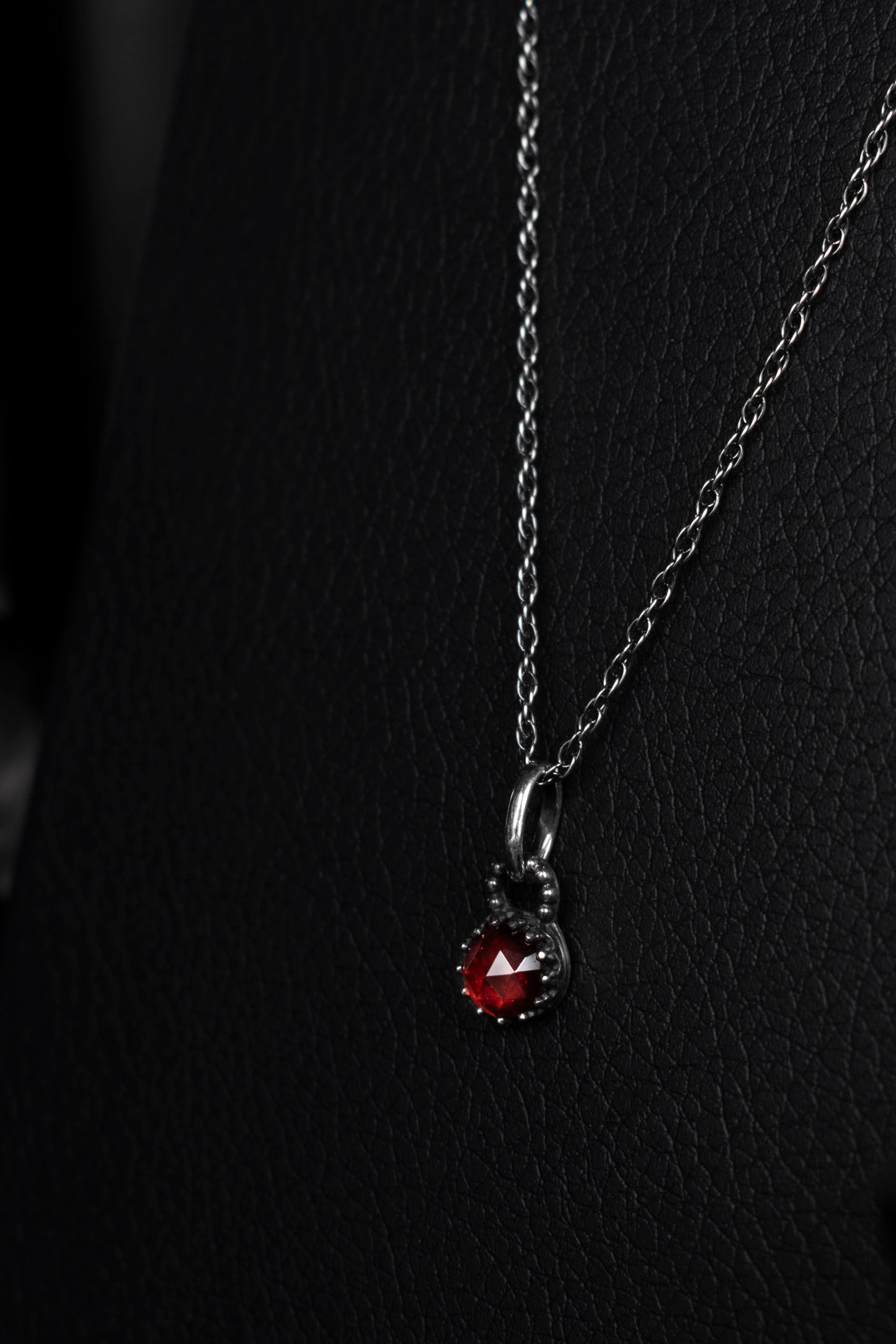 EKRJ945 Garnet Silver Necklace