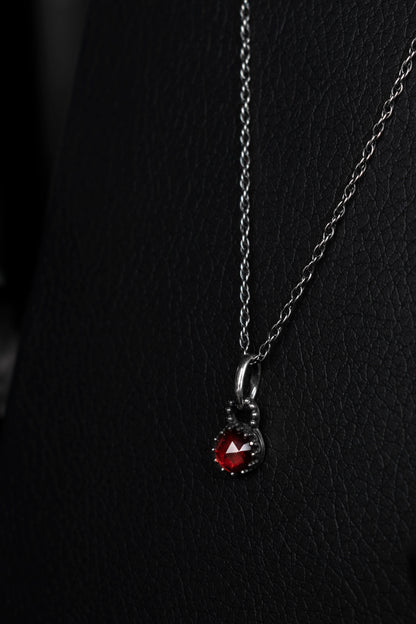 EKRJ945 Garnet Silver Necklace