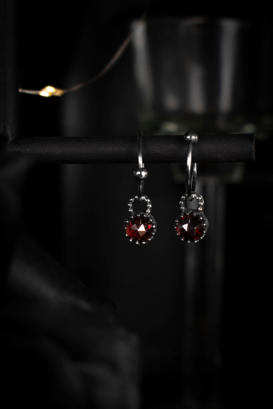 EKRJ952 Natural Garnet Silver Hoop Earrings