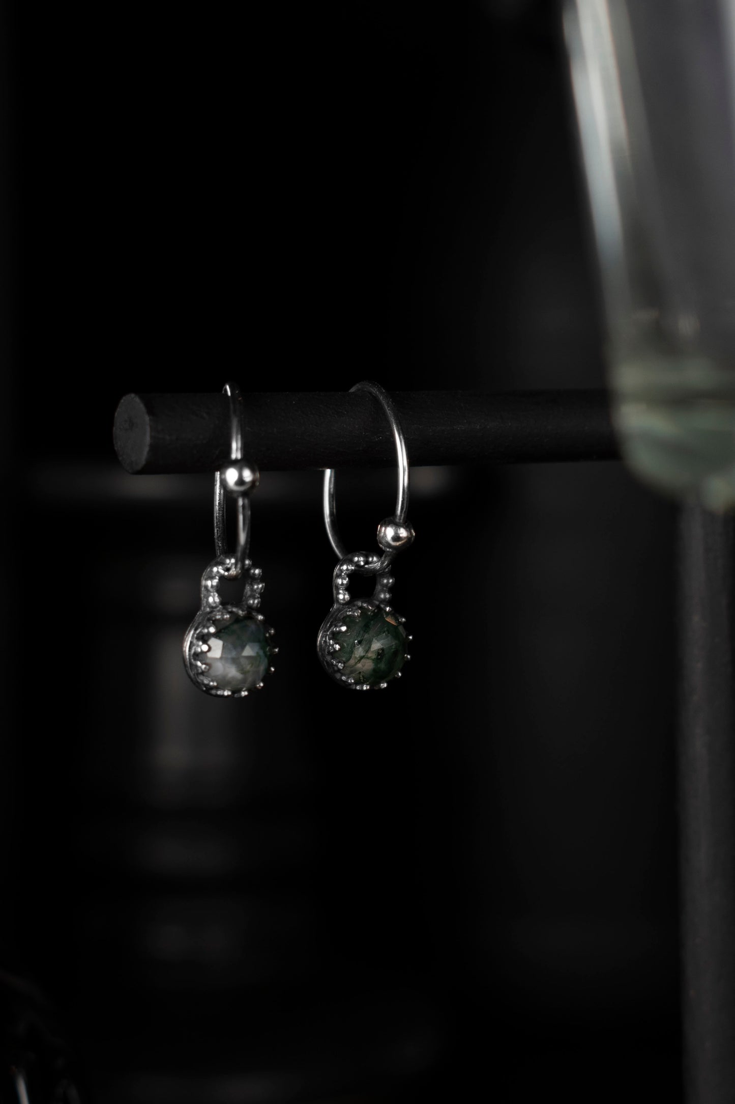 EKRJ953 Natural Moss Agate Silver Hoop Earrings