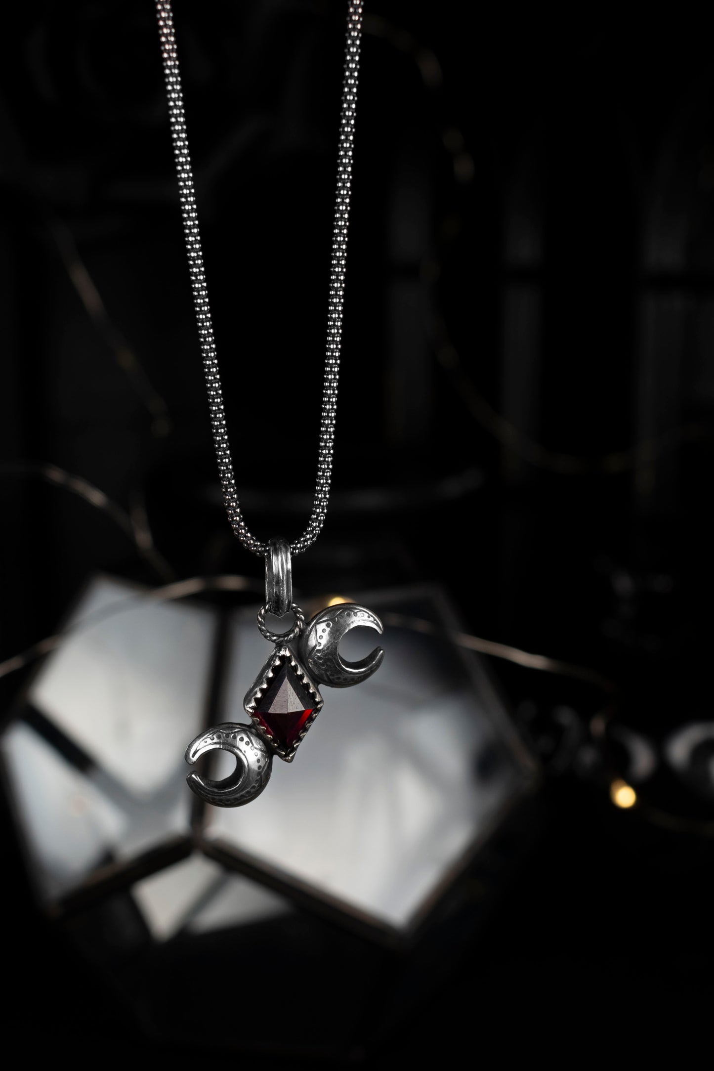 EKRJ957 Moon & Red Garnet Necklace